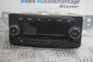 Usagé Radio Opel Karl 1.0 12V Prix € 75,00 Règlement à la marge proposé par Boels Autodemontage