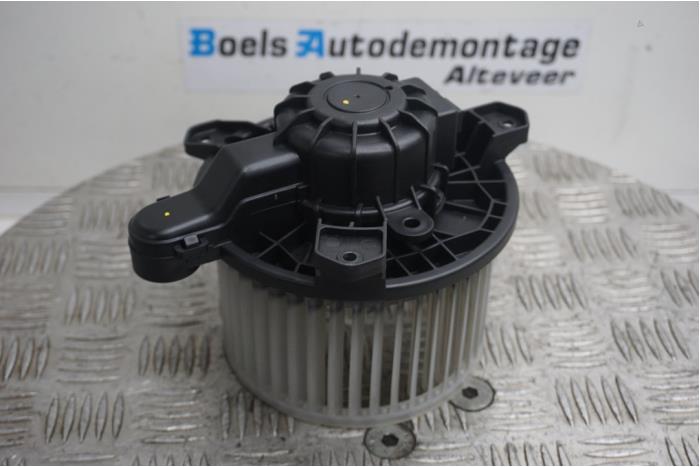 Heating and ventilation fan motor from a Opel Karl 1.0 12V 2015