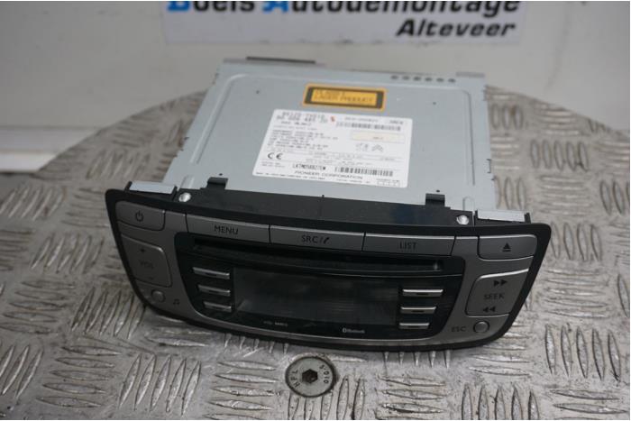 Radio CD player from a Citroën C1 1.0 12V 2013