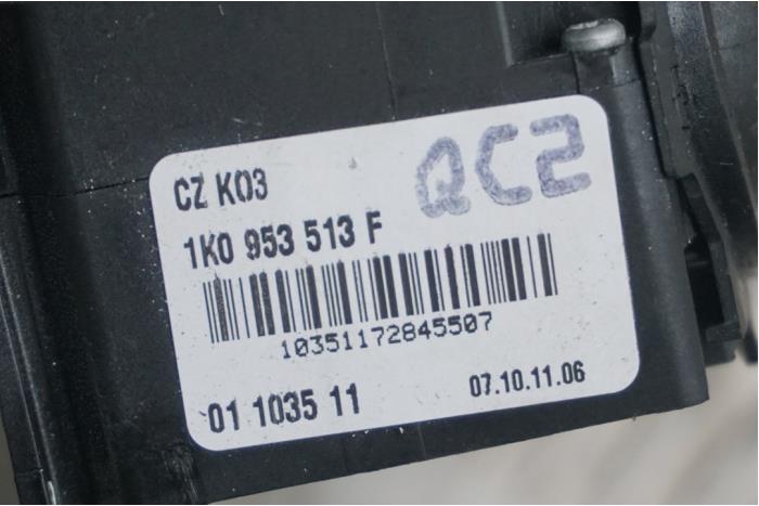Interruptor de indicador de dirección de un Volkswagen Eos (1F7/F8) 2.0 TFSI 16V 2008