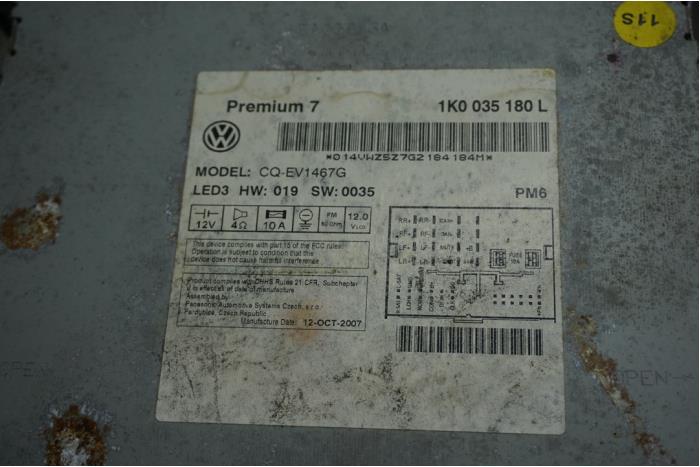 Radio CD player from a Volkswagen Eos (1F7/F8) 2.0 TFSI 16V 2008