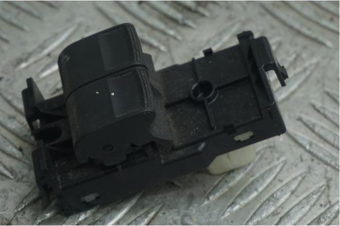 Usados Interruptor combinado de ventanillas Citroen C1 1.0 Vti 68 12V Precio € 20,00 Norma de margen ofrecido por Boels Autodemontage