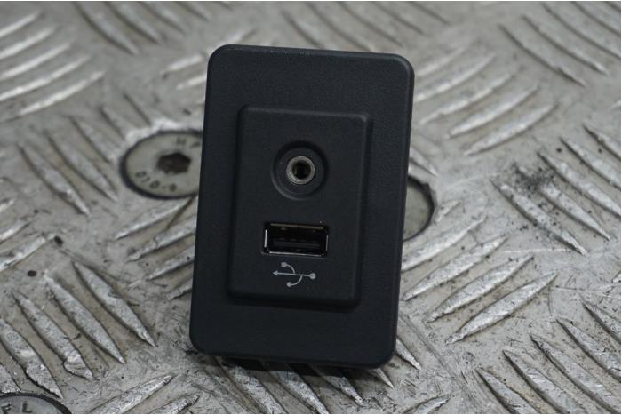 Używane Zlacze AUX/USB Nissan Note (E12) 1.2 68 Cena € 15,00 Procedura marży oferowane przez Boels Autodemontage