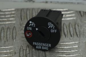 Begagnade Airbag-brytare Opel Karl 1.0 12V Pris € 15,00 Marginaltabell erbjuds av Boels Autodemontage