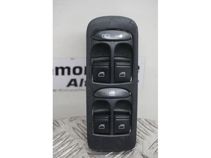 Usados Interruptor combinado de ventanillas Porsche Cayenne (9PA) 4.5 S V8 32V Precio € 35,00 Norma de margen ofrecido por Boels Autodemontage