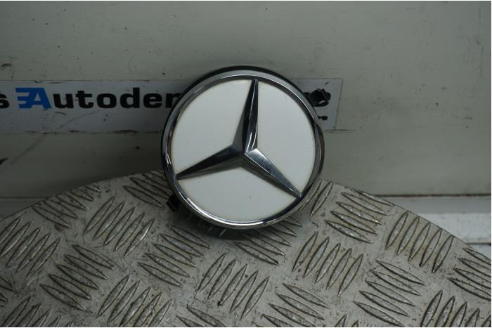 Używane Emblemat Mercedes C (C205) C-220d 2.2 16V BlueTEC Cena € 25,00 Procedura marży oferowane przez Boels Autodemontage