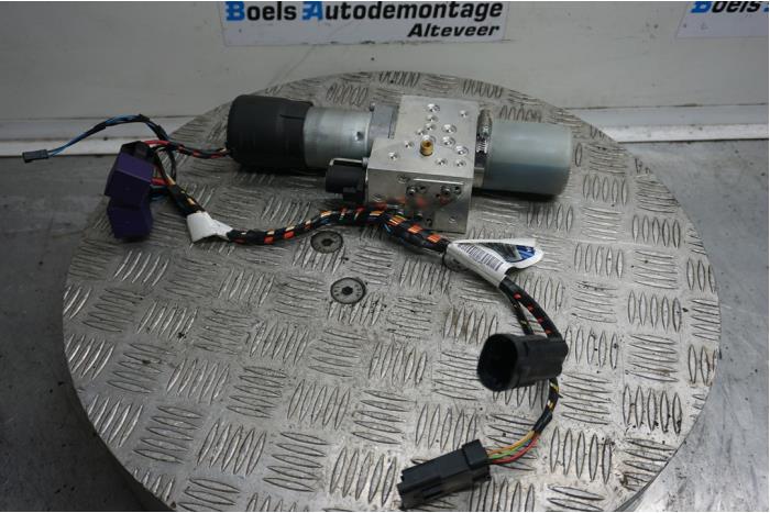 Używane Silnik dachu cabrio Peugeot 207 CC (WB) 1.6 16V Cena € 400,00 Procedura marży oferowane przez Boels Autodemontage