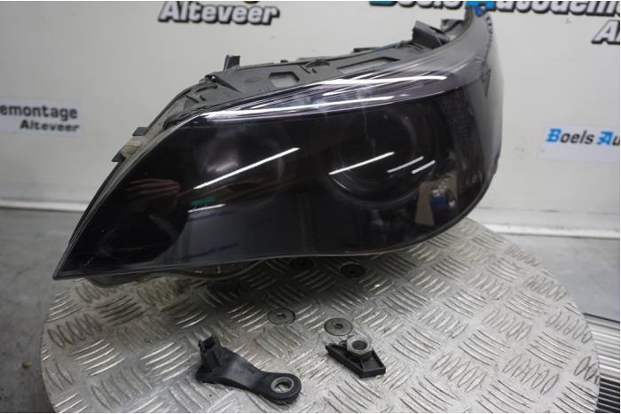 Używane Reflektor lewy BMW 5 serie (E60) 545i 32V Cena € 200,00 Procedura marży oferowane przez Boels Autodemontage