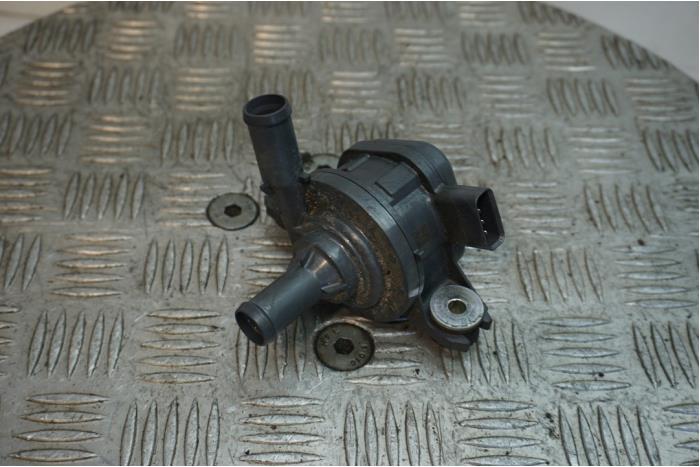 Begagnade Extra vattenpump Toyota Yaris III (P13) 1.5 16V Hybrid Pris € 40,00 Marginaltabell erbjuds av Boels Autodemontage