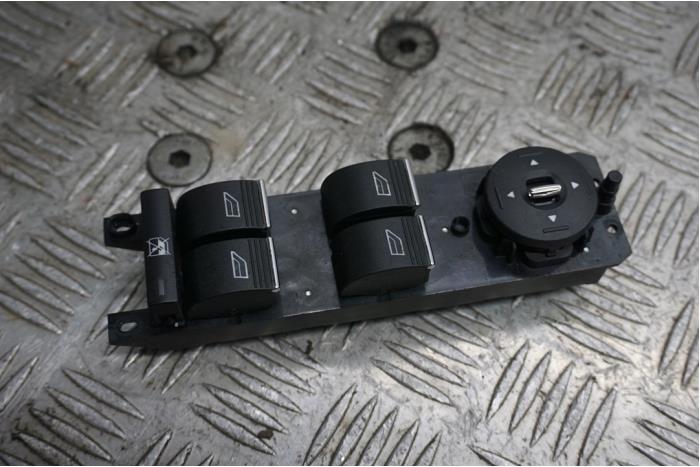 Usados Interruptor combinado de ventanillas Ford Focus 3 1.6 EcoBoost 16V Precio € 35,00 Norma de margen ofrecido por Boels Autodemontage