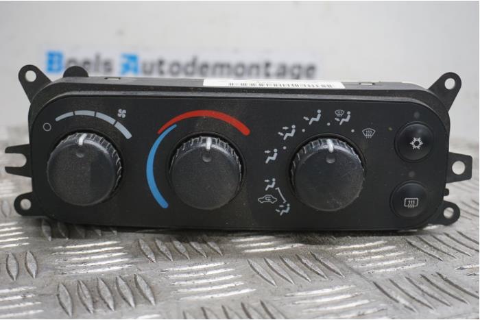 Begagnade Värmekontrollpanel Dodge Ram 1500 (DR/DH/D1/DC/DM) 5.7 V8 Hemi 1500 4x4 Pris € 75,00 Marginaltabell erbjuds av Boels Autodemontage