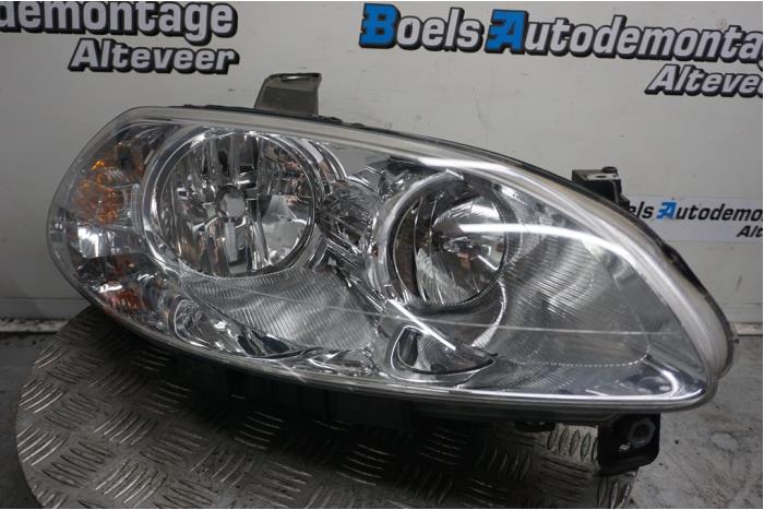 Używane Reflektor prawy Fiat Croma (194) 2.2 MPI 16V Cena € 60,00 Procedura marży oferowane przez Boels Autodemontage