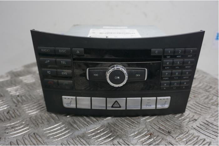 Używane Radio Mercedes CLS (C218) 350 CDI BlueEfficiency 3.0 V6 24V 4-Matic Cena € 125,00 Procedura marży oferowane przez Boels Autodemontage