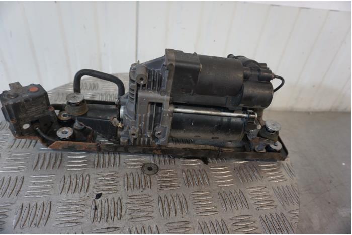 Begagnade Luftpump (fjädring) BMW 5 serie Touring (E61) 525d 24V Pris € 360,00 Marginaltabell erbjuds av Boels Autodemontage