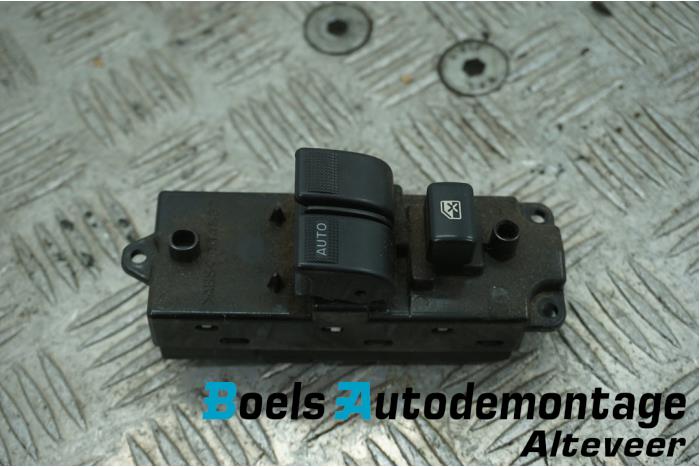 Usados Interruptor combinado de ventanillas Mazda Demio (DW) 1.5 16V Precio € 35,00 Norma de margen ofrecido por Boels Autodemontage