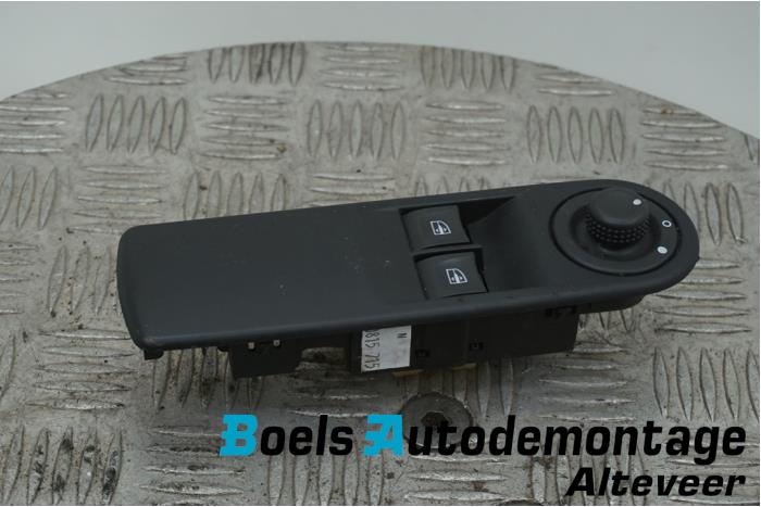 Usados Interruptor combinado de ventanillas Renault Clio IV (5R) 0.9 Energy TCE 90 12V Precio € 20,00 Norma de margen ofrecido por Boels Autodemontage