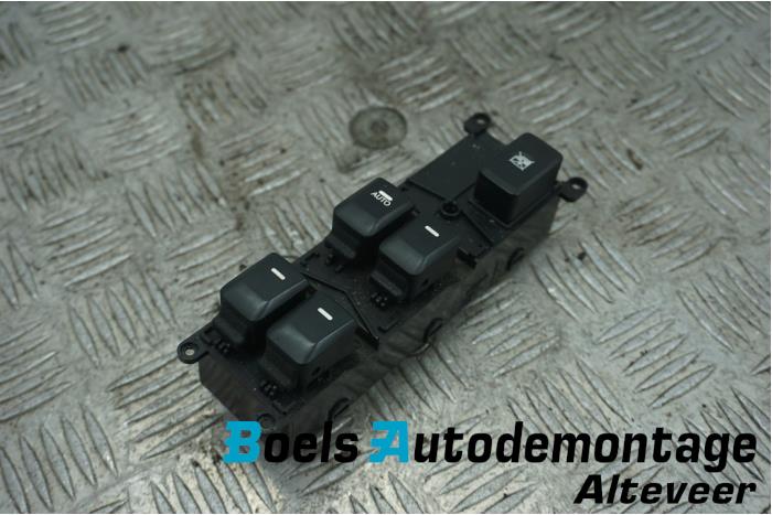 Usados Interruptor combinado de ventanillas Kia Rio III (UB) 1.1 CRDi VGT 12V Precio € 50,00 Norma de margen ofrecido por Boels Autodemontage