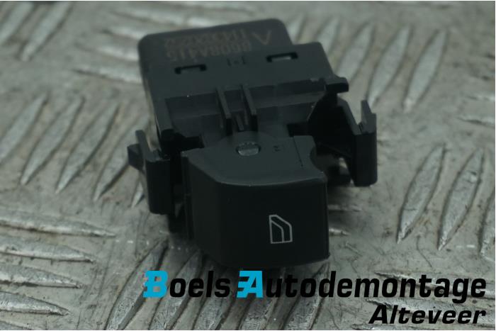 Usados Interruptor de ventanilla eléctrica Mitsubishi Eclipse Cross (GK/GL) 2.4 16V PHEV 4x4 Precio € 15,00 Norma de margen ofrecido por Boels Autodemontage