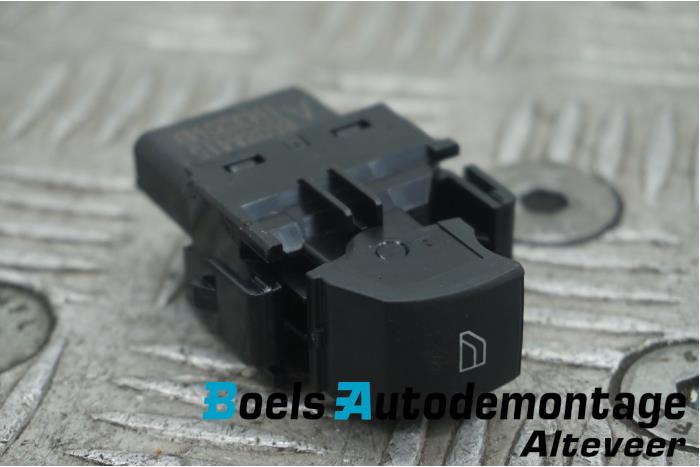 Usados Interruptor de ventanilla eléctrica Mitsubishi Eclipse Cross (GK/GL) 2.4 16V PHEV 4x4 Precio € 15,00 Norma de margen ofrecido por Boels Autodemontage