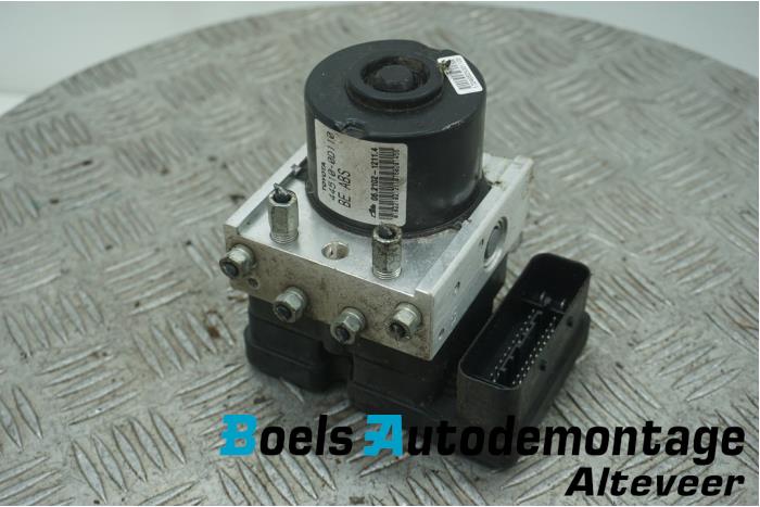 Begagnade ABS-pump Toyota Yaris II (P9) 1.33 16V Dual VVT-I Pris € 80,00 Marginaltabell erbjuds av Boels Autodemontage