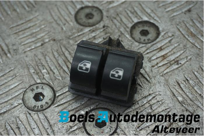 Usados Interruptor combinado de ventanillas Iveco New Daily VI 33S16, 35C16, 35S16 Precio € 20,00 Norma de margen ofrecido por Boels Autodemontage
