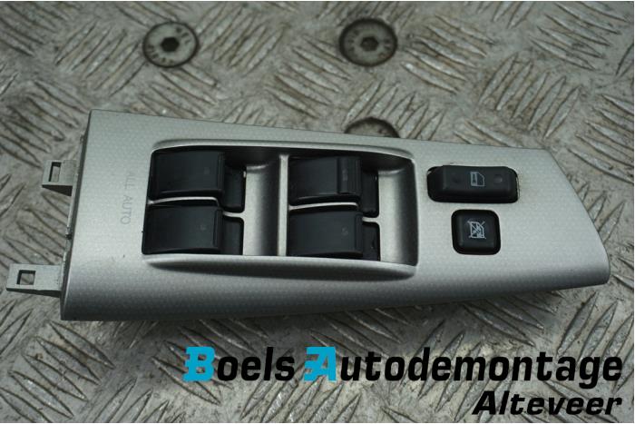 Usados Interruptor combinado de ventanillas Toyota Corolla (E12) 1.4 16V VVT-i Precio € 35,00 Norma de margen ofrecido por Boels Autodemontage