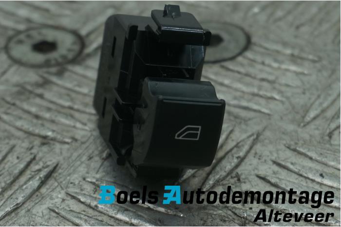 Usados Interruptor de ventanilla eléctrica Mitsubishi Eclipse Cross (GK/GL) 2.4 16V PHEV 4x4 Precio € 15,00 Norma de margen ofrecido por Boels Autodemontage
