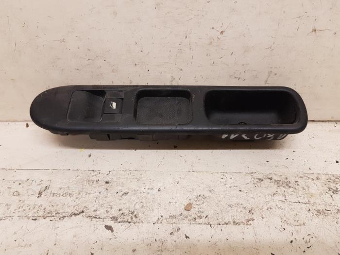 Usados Interruptor de ventanilla eléctrica Peugeot 307 (3A/C/D) 1.6 16V Precio € 20,00 Norma de margen ofrecido por Autobedrijf Hoogerwerf