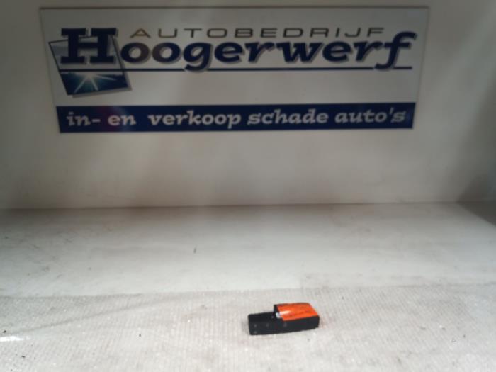 Usados Interruptor de ventanilla eléctrica Opel Corsa D 1.2 16V Precio € 25,00 Norma de margen ofrecido por Autobedrijf Hoogerwerf
