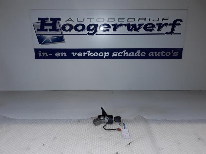 Używane Stacyjka + Kluczyk Peugeot 207/207+ (WA/WC/WM) 1.4 16V Cena € 35,00 Procedura marży oferowane przez Autobedrijf Hoogerwerf