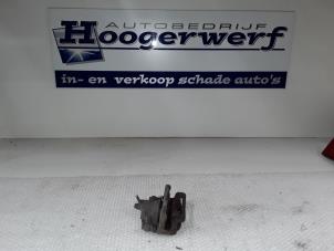 Używane Zacisk hamulcowy prawy tyl Hyundai i20 1.2i 16V Cena € 35,00 Procedura marży oferowane przez Autobedrijf Hoogerwerf
