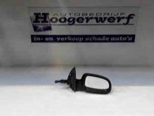 Usagé Rétroviseur extérieur droit Opel Corsa C (F08/68) 1.2 16V Prix € 25,00 Règlement à la marge proposé par Autobedrijf Hoogerwerf