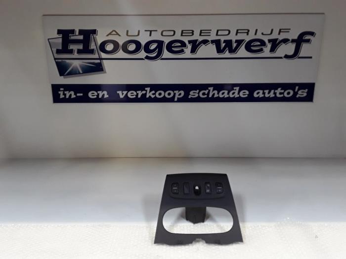 Usados Interruptor de ventanilla eléctrica Dacia Logan MCV II/III/Sandero Wagon 0.9 TCE 12V Precio € 45,00 Norma de margen ofrecido por Autobedrijf Hoogerwerf