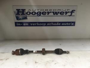 Usagé Arbre de transmission avant gauche Renault Twingo II (CN) 1.2 16V Prix € 45,00 Règlement à la marge proposé par Autobedrijf Hoogerwerf