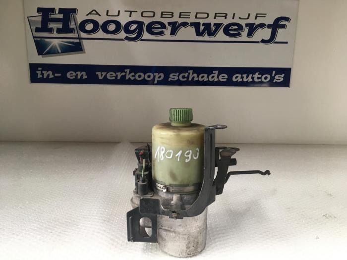 Used Power steering pump Renault Clio II (BB/CB) 1.2 Price on request offered by Autobedrijf Hoogerwerf