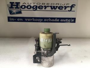 Used Power steering pump Renault Clio II (BB/CB) 1.2 Price on request offered by Autobedrijf Hoogerwerf