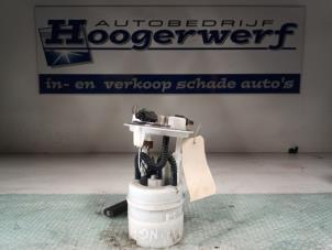 Usados Bomba eléctrica de combustible Renault Twingo II (CN) 1.2 16V Precio € 25,00 Norma de margen ofrecido por Autobedrijf Hoogerwerf