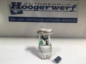 Usados Bomba eléctrica de combustible Renault Twingo III (AH) 1.0 SCe 70 12V Precio € 20,00 Norma de margen ofrecido por Autobedrijf Hoogerwerf