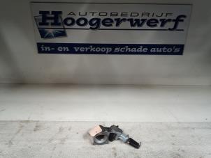 Usados Cerradura de contacto y llave Opel Corsa D 1.4 16V Twinport Precio € 45,00 Norma de margen ofrecido por Autobedrijf Hoogerwerf