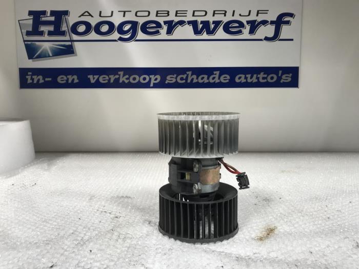Heating and ventilation fan motor from a BMW 3 serie Touring (E46/3) 325i 24V 2001