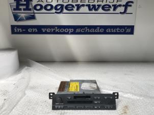 Usagé Lecteur CD BMW 3 serie Touring (E46/3) 325i 24V Prix € 50,00 Règlement à la marge proposé par Autobedrijf Hoogerwerf