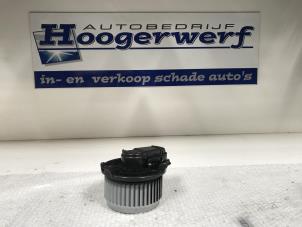 Usagé Ventilateur chauffage Toyota Yaris II (P9) 1.3 16V VVT-i Prix € 40,00 Règlement à la marge proposé par Autobedrijf Hoogerwerf