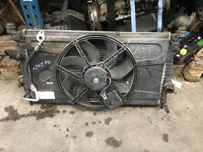 Radiator fan from a Ford Focus 2 Wagon 1.6 16V 2006