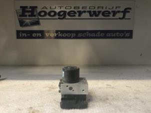 Usagé Pompe ABS Hyundai Santa Fe I 2.0 16V 4x2 Prix € 50,00 Règlement à la marge proposé par Autobedrijf Hoogerwerf