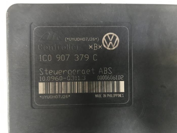 Używane Pompa ABS Volkswagen Bora (1J2) 1.6 Cena € 20,00 Procedura marży oferowane przez Autobedrijf Hoogerwerf