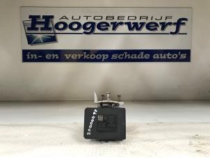 Usagé Pompe ABS Mercedes C Estate (S205) C-180 1.6 16V BlueEfficiency Prix € 125,00 Règlement à la marge proposé par Autobedrijf Hoogerwerf