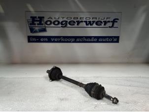 Usagé Arbre de transmission avant gauche Renault Clio II (BB/CB) 1.6 16V Prix € 30,00 Règlement à la marge proposé par Autobedrijf Hoogerwerf