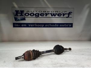Usagé Arbre de transmission avant gauche Opel Zafira (F75) 1.8 16V Prix € 30,00 Règlement à la marge proposé par Autobedrijf Hoogerwerf