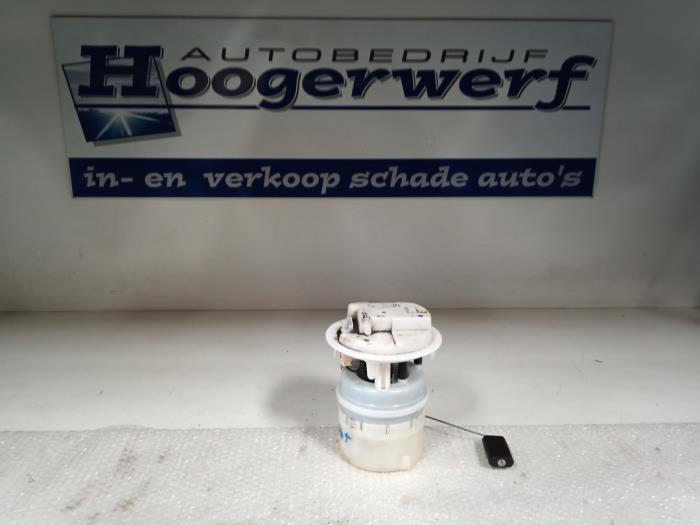 Electric fuel pump from a Peugeot 206 (2B) 1.4 2009