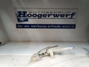 Usagé Réservoir lave-glace avant Mini Mini Cooper S (R53) 1.6 16V Prix € 25,00 Règlement à la marge proposé par Autobedrijf Hoogerwerf
